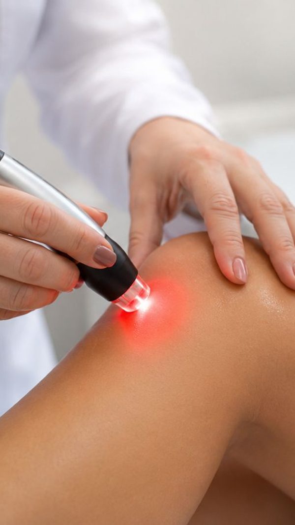 Aparelho de laserterapia em sala aconchegante
